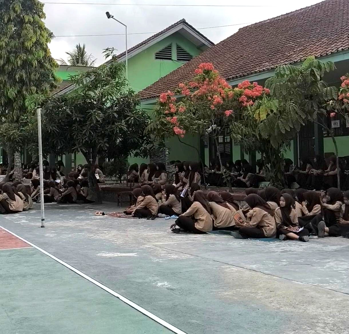 Literasi di Halaman Madrasah